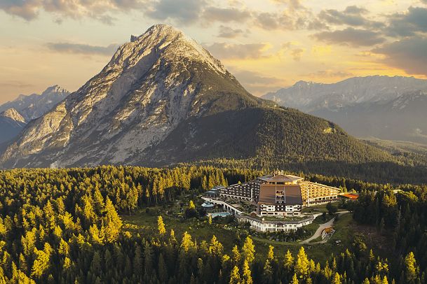 aussenansicht-sonnenaufganginteralpen-hotel-tyrol-1