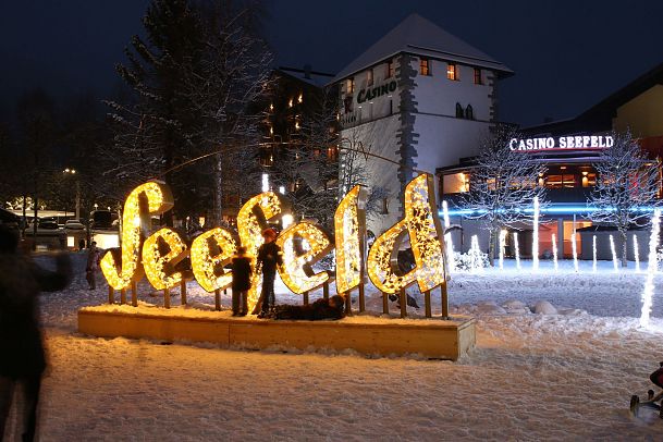 beleuchtung-in-seefeld-lichter-in-der-fussgaengerzone-by-mk-illuminations-schriftzug-seefeld-1-15