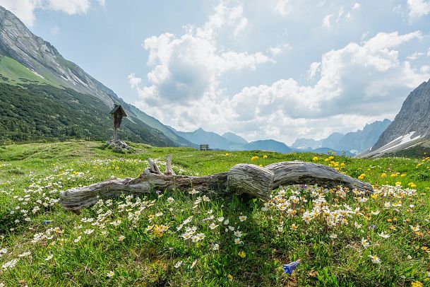 Karwendel Höhenweg: Long-distance hiking amidst giants