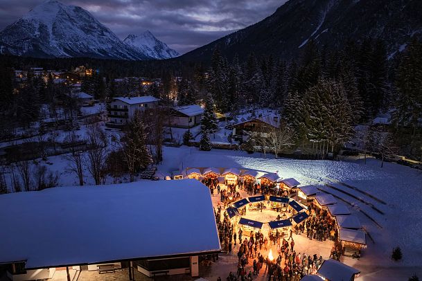 christkindlmarkt-leutasch-2024-drohnenaufnahme-bei-daemmerung-in-richtung-hohe-munde-1