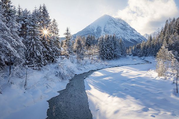 drohnenaufnahme-leutascher-ache-mit-hohe-munde-bei-sonnenuntergangslicht-aufnahme-mit-sonnenstern-8