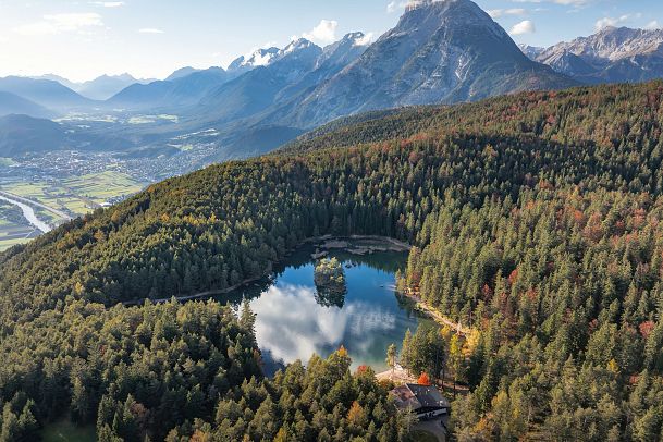 drohnenaufnahme-moeserer-see-im-herbst-blick-auf-hohe-munde-und-mieminger-plateau-1