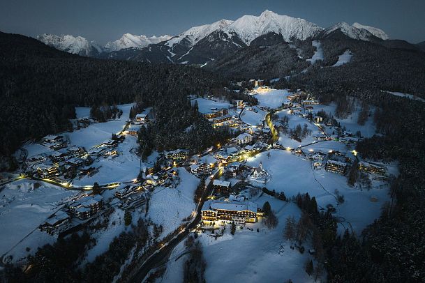 drohnenaufnahme-moesern-bei-nacht-blick-auf-reitherspitze-1