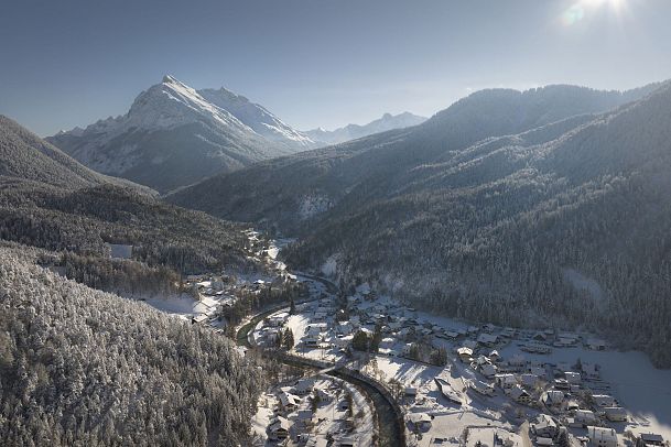 drohnenaufnahme-scharnitz-winterlandschaft-fluss-ins-karwendel-1