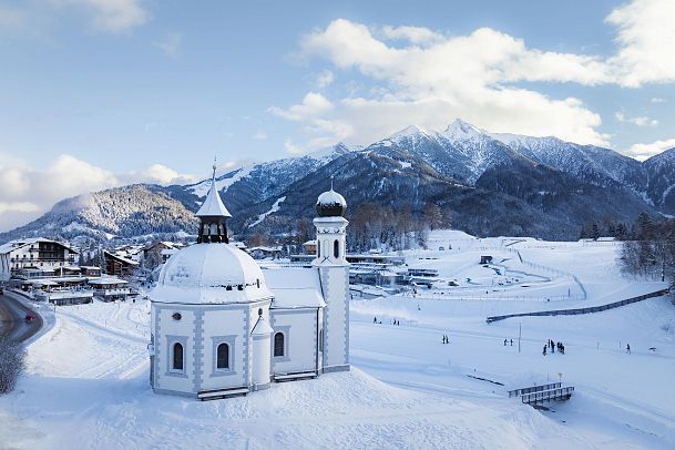 drohnenaufnahme-seefeld-im-winter-seekirchl-mit-reither-spitze-1