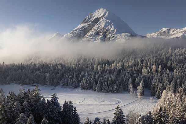 drohnenaufnahme-wildmoos-im-nebel-hohe-munde-mit-lottensee-und-zwei-langlaeufern-auf-der-loipe-1