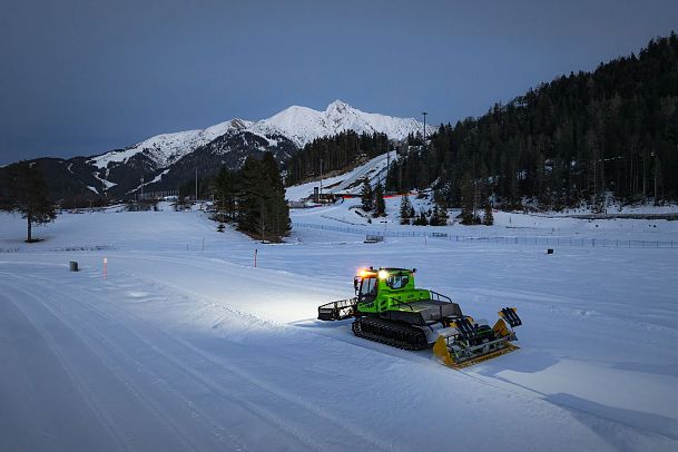 e-pistenbully-im-test-drohnenaufnahme-mit-reither-spitze-1