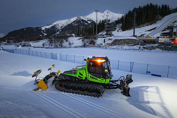 e-pistenbully-im-test-drohnenaufnahme-nahaufnahme-bully-von-der-seite-1