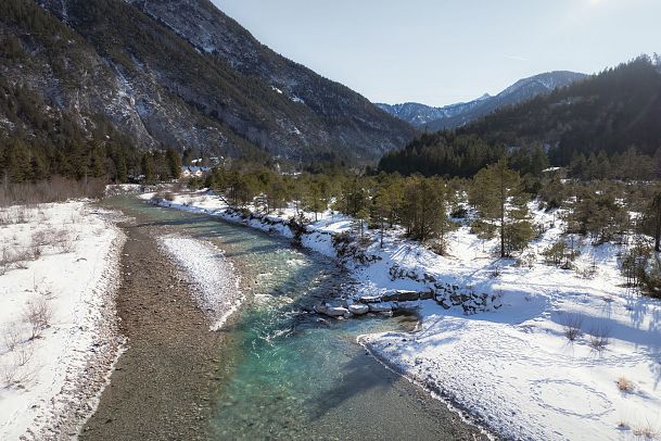 eisbaden-in-scharnitz-drohnenaufnahme-isar-1