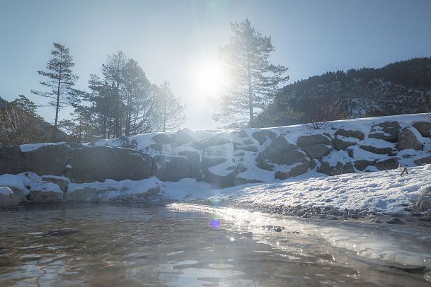 eisbaden-in-scharnitz-ufer-mit-sonne-1