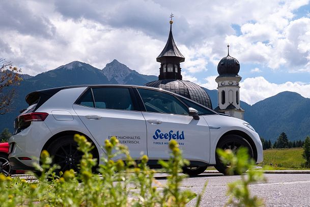 elektroauto-mit-seefeld-branding-vor-dem-seekirchl-1