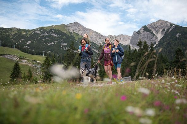 familie-beim-wandern-am-kaltwassersee-seefeld-1-kopie-8