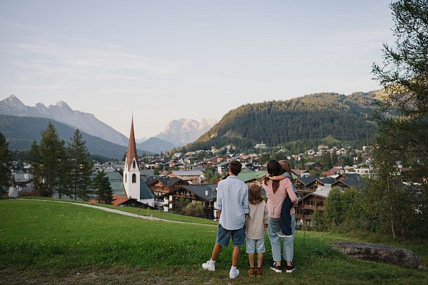 familie-in-der-region-seefeld-pfarrhuegel-seefeld-mit-blick-auf-das-dorf-und-die-umliegenden-berge-1