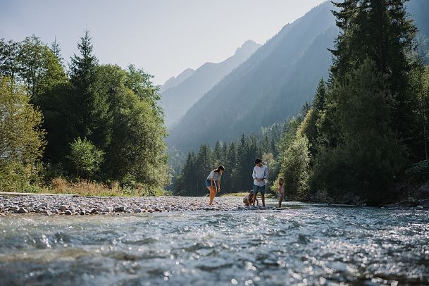 familie-in-der-region-seefeld-spielen-am-fluss-leutascher-ache-1