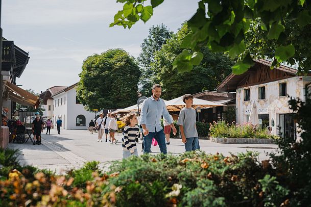 familie-in-seefeld-bummel-durch-die-fussgaengerzone-seefeld-vater-mit-soehnen-1