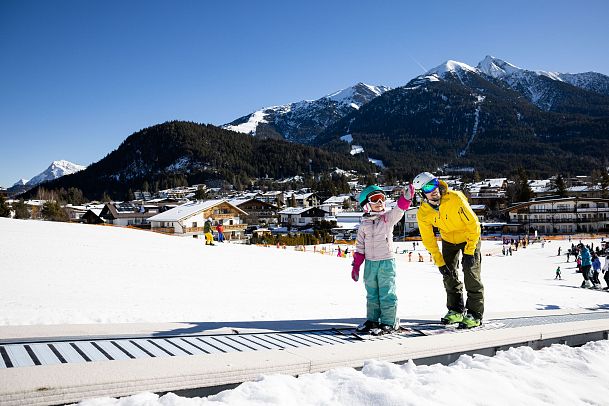 familien-skifahren-in-der-region-seefeld-papa-und-tochter-auf-dem-zauberteppich-geigenbuehel-seefeld-1