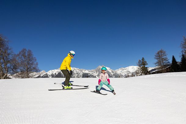 familien-skifahren-in-der-region-seefeld-papa-und-tochter-auf-der-piste-2-1