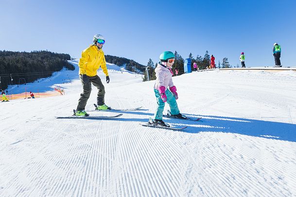 familien-skifahren-in-der-region-seefeld-vater-und-tochter-im-kinder-skigebiet-gschwandtkopf-seefeld-1