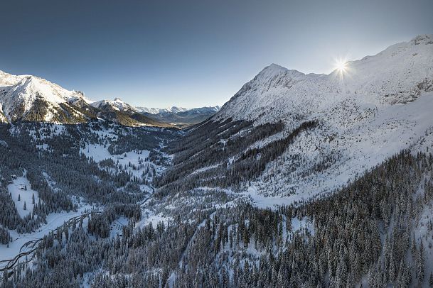 gaistal-natur-im-winter-drohnenaufnahme-panorama-mit-sonnenstern-hohe-munde-und-flusslauf-1