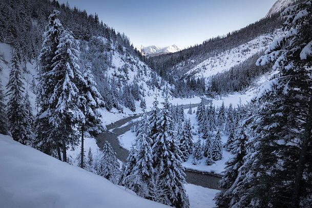 gaistal-natur-im-winter-flusslauf-mit-blick-richtung-leutasch-1