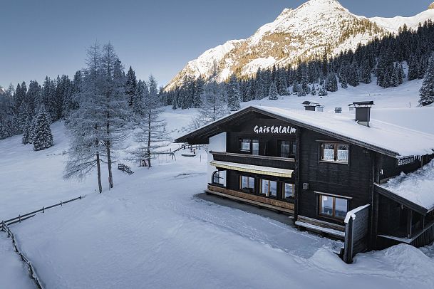 gaistalalm-im-winter-drohnennahaufnahme-von-der-seite-mit-wettersteingebirge-1-1