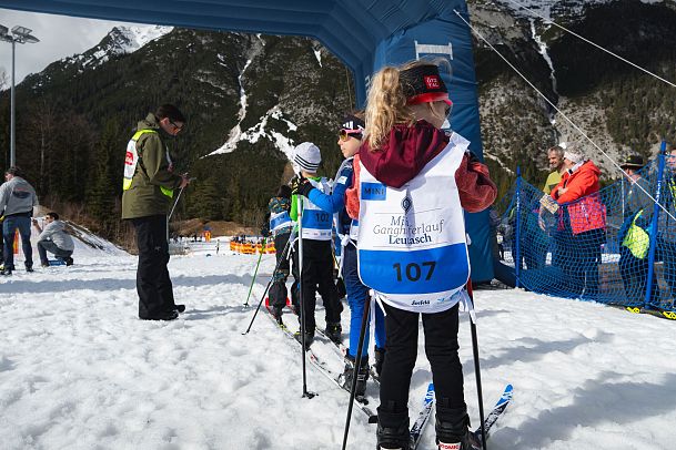 ganghoferlauf-2024-tag-1-mini-ganghoferlauf-einzelnes-kind-von-hinten-1