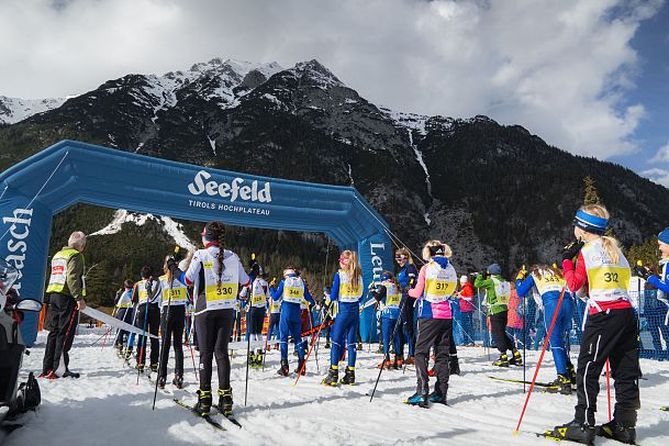 ganghoferlauf-2024-tag-1-mini-ganghoferlauf-startaufstellung-vor-seefeld-banner-1