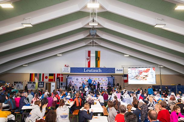 ganghoferlauf-2024-wettersteinhalle-mit-vielen-besuchern-blick-aus-buhne-1