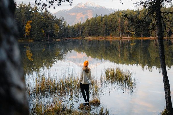 herbst-am-moeserer-see-frau-am-ufer-edit-2-1