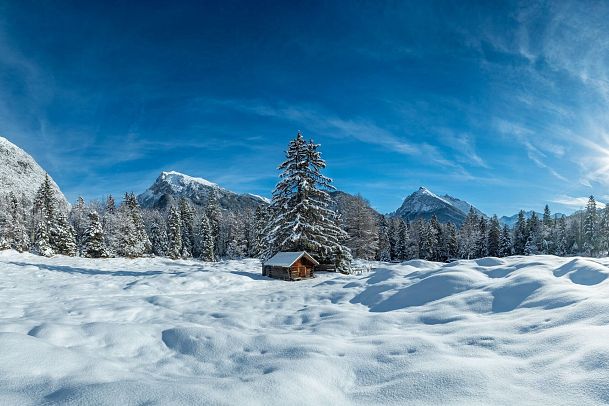 heustadl-im-schnee-im-karwendelgebirge-im-winter-scharnitz-1-6