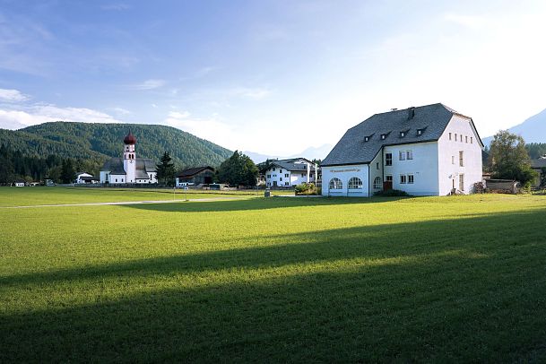 hoehenweg-leutasch-aussichtsplattform-hoehenweg-pfarrkirche-st