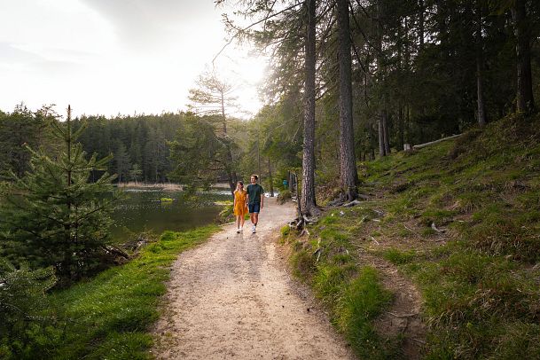 moeserer-see-im-fruehling-paar-laeuft-entlang-des-seeweges-1