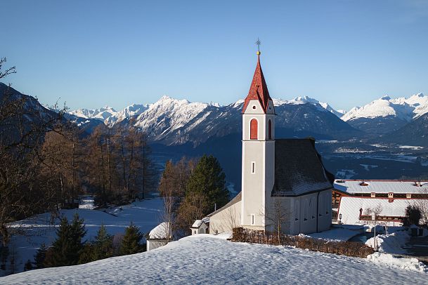 moesern-im-winter-drohnenaufnahme-pfarrkirche-maria-heimsuchung-nahaufnahme-vor-inntal-1