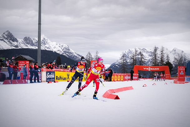 nordic-triple-2024-zwei-langlauf-athletinnen-in-der-kurve-weitwinkel-1