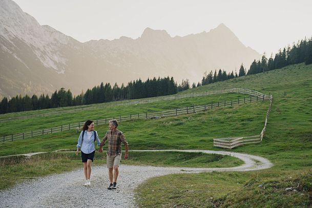 paar-auf-wanderung-in-der-region-seefeld-gaistal-leutasch-1