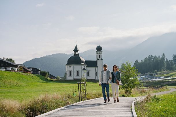 paar-vor-dem-seekirchl-im-sommer-weg-am-steg-1