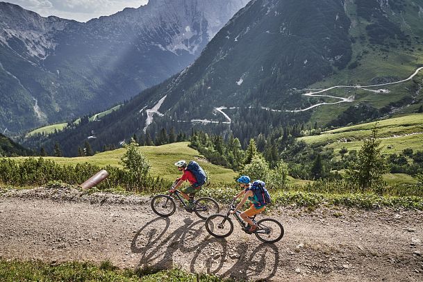 radfahrer-bei-der-auffahrt-richtung-rotmoosalm-im-gaistal-mit-blick-auf-den-forstweg-2-1