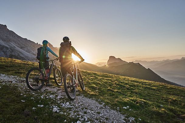 radfahrer-beim-sonnenaufgang-im-wettersteingebirge-bei-der-rotmoosalm-im-gaistal