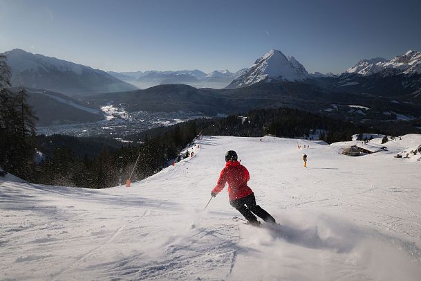 skifahrerin-an-der-rosshuette-skifahrerin-am-carven-mit-blick-richtung-hohe-munde-1