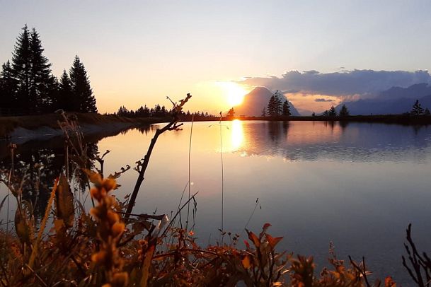 sonnenuntergang-am-kaltwassersee-in-seefeld-mit-der-munde-im-hintergrund-20-1