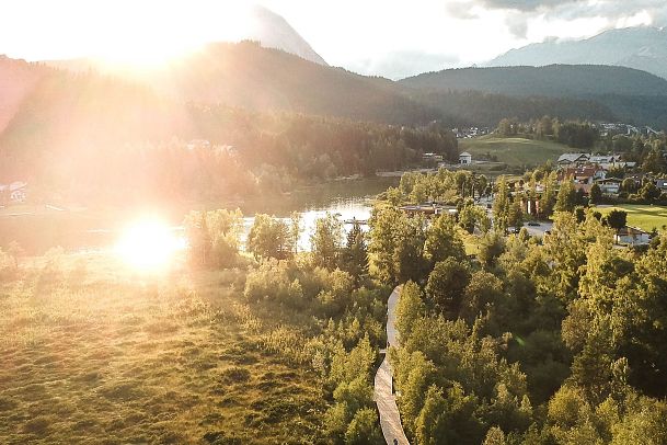 steg-zum-wildsee-im-reither-moor-bei-seefeld-bei-sonnennuntergang-1