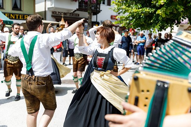 strudelfest-in-seefeld-seefelder-plattler-auf-dem-dorfplatz-1