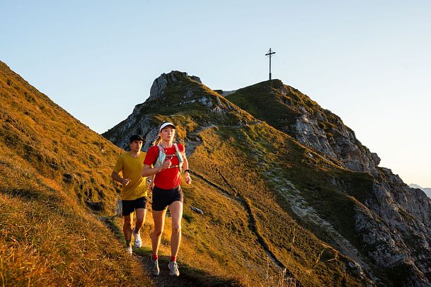 trailrunning-auf-der-seefelder-spitze-laeufer-mit-gipfel-im-hintergrund-1