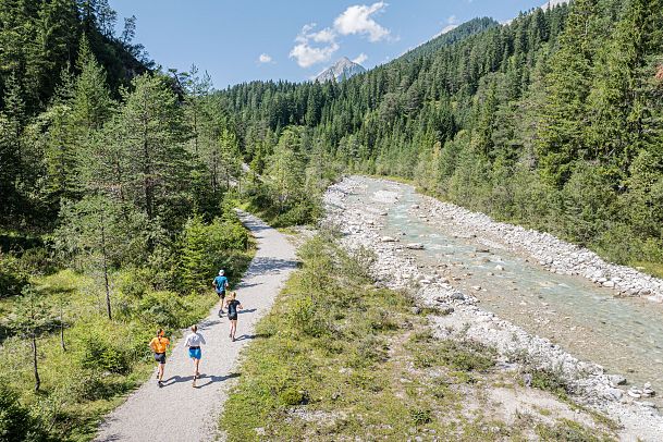 trailrunning-in-der-region-seefeld-gruppe-an-der-leutascher-ache-gaistal-2-1