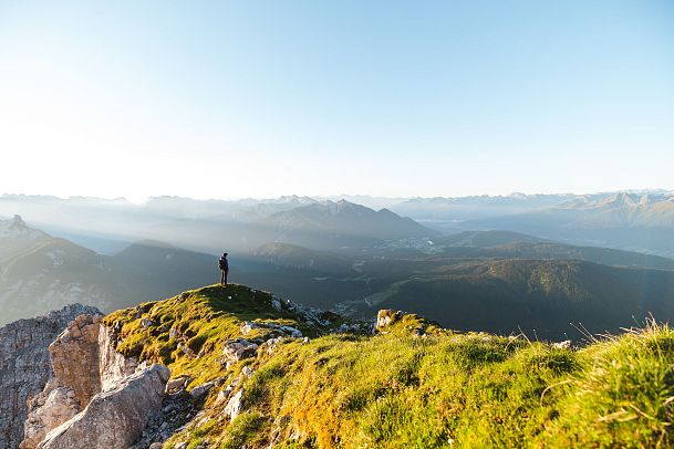 wanderer-auf-der-gehrenspitze-im-sonnenaufgang-blick-auf-die-region-seefeld-panoramaaufnahme-10