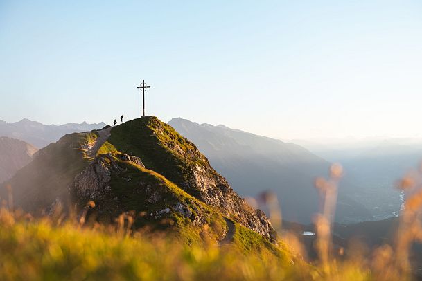 wanderer-im-sonnenuntergang-auf-der-seefelder-spitze-11