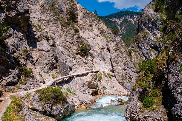 wanderweg-fuehrt-an-der-gleirschklamm-entlang-1