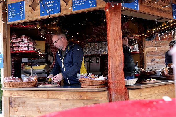 weihnachtsmarkt-seefeld-sudtiroler-stand-aus-der-totalen-6