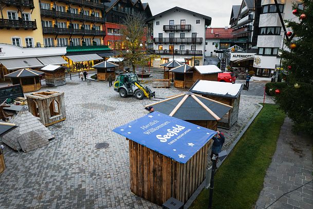 weihnachtsmarktaufbau-seefeld-neues-logo-auf-hutte-1