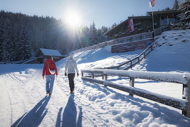 winterwandern-im-wildmoos-wanderinnen-laufen-zur-wildmoosalm-8